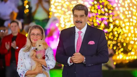 Maduro adelanta por decreto la Navidad en Venezuela Nicolás Maduro y su esposa, en la Navidad de 2022