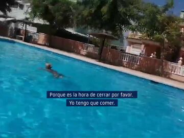 a puñetazos en la piscina