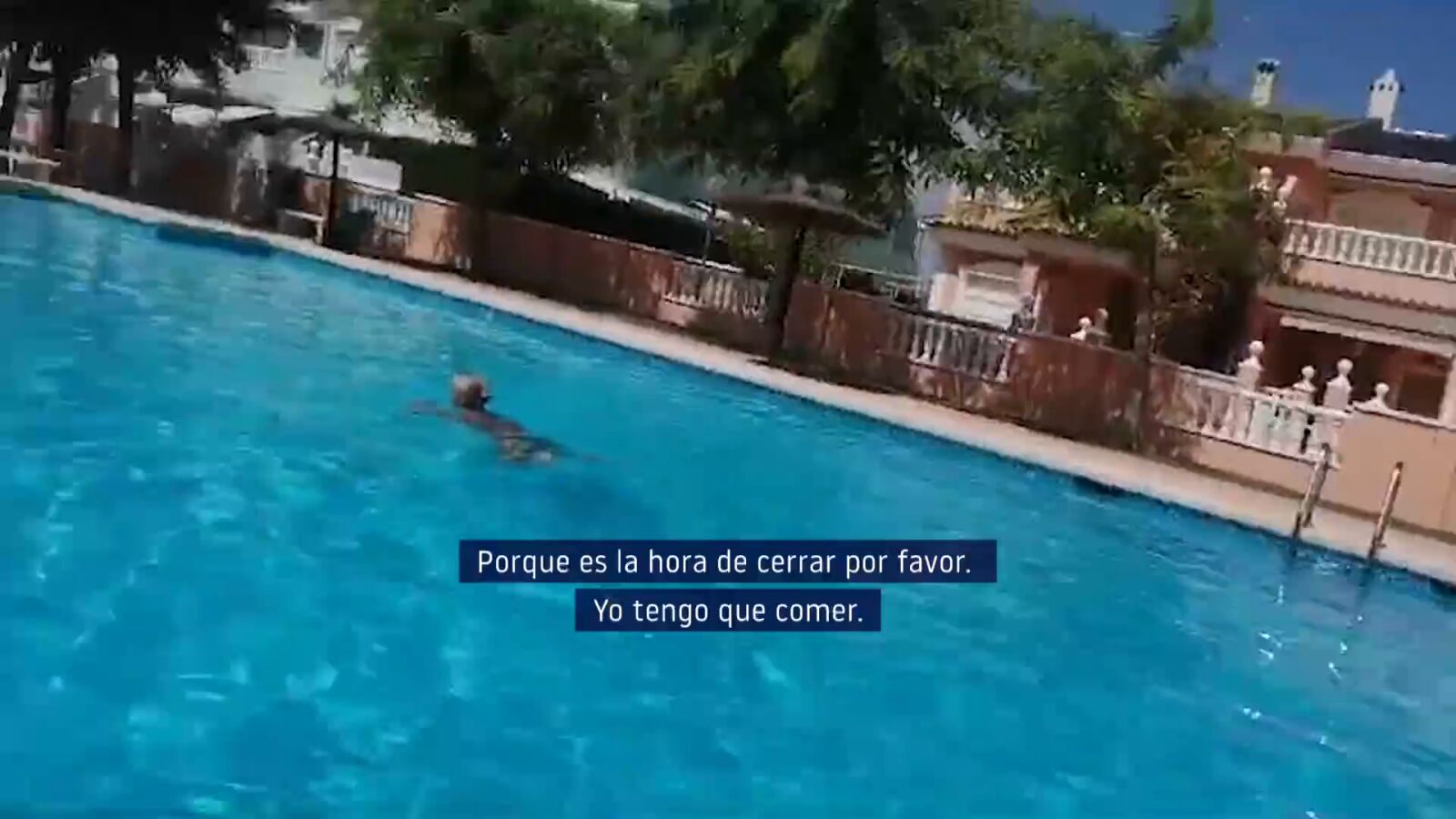 Una comunidad de vecinos, a puñetazos en la piscina: 
