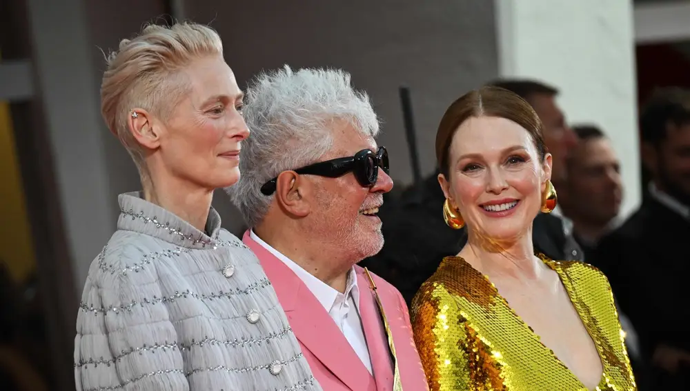 Tilda Swinton, Pedro Almodovar Tilda y Julianne Moore en el Festival de Venecia presentando La habitación de al lado Tilda Swinton, Pedro Almodovar Tilda y Julianne Moore en el Festival de Venecia presentando La habitación de al lado