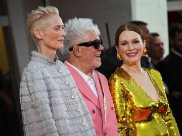 Tilda Swinton, Pedro Almodovar Tilda y Julianne Moore en el Festival de Venecia presentando La habitación de al lado