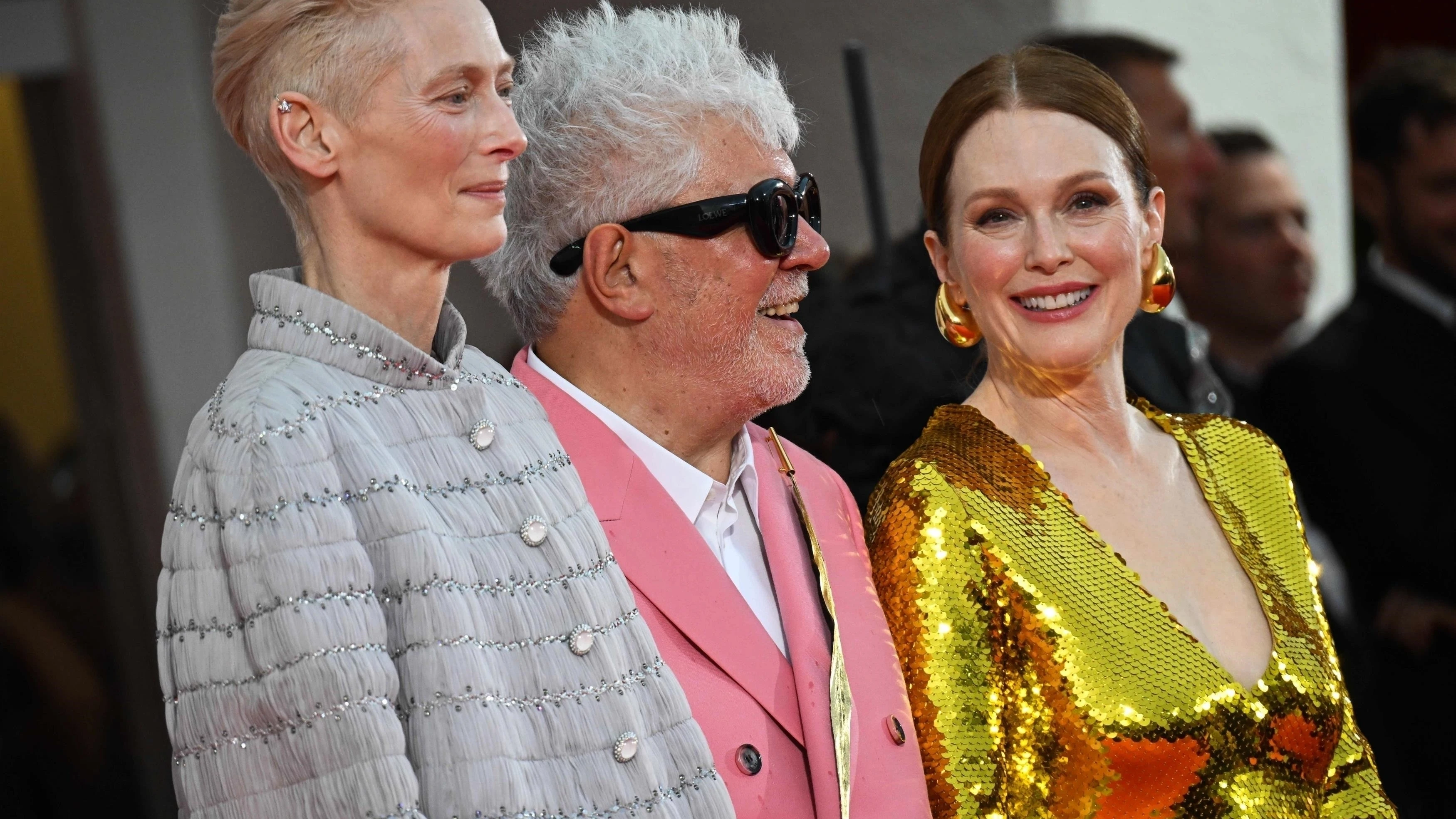 Tilda Swinton, Pedro Almodovar Tilda y Julianne Moore en el Festival de Venecia presentando La habitación de al lado Tilda Swinton, Pedro Almodovar Tilda y Julianne Moore en el Festival de Venecia presentando La habitación de al lado