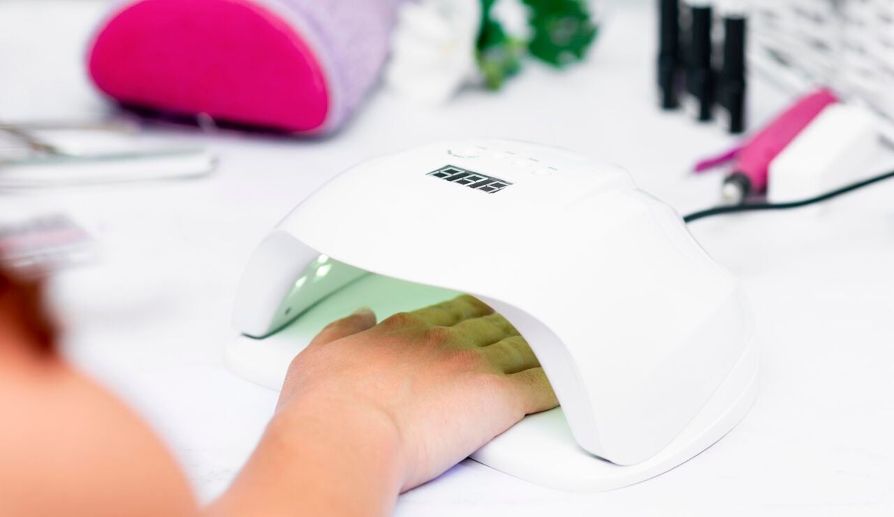 L&aacute;mpara para manicura semipermanente