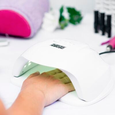L&aacute;mpara para manicura semipermanente