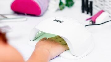 L&aacute;mpara para manicura semipermanente