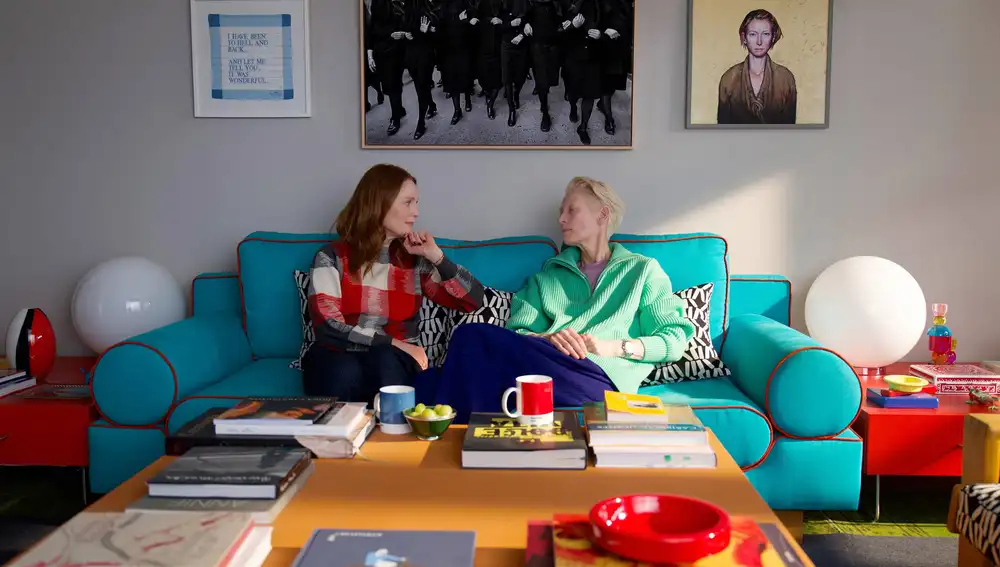 Tilda Swinton y Julianne Moore en película de Pedro Almodóvar La habitación de al lado Tilda Swinton y Julianne Moore en película de Pedro Almodóvar La habitación de al lado