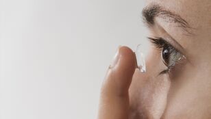 Una mujer poni&eacute;ndose las lentillas