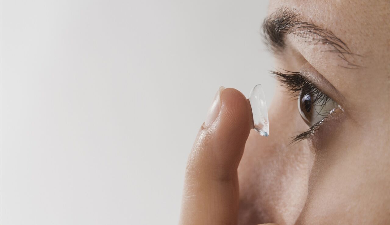 Una mujer poni&eacute;ndose las lentillas