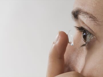 Una mujer poniéndose las lentillas