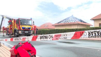 VÍDEO: Un rayo cae sobre una vivienda y la incendia en plena tormenta eléctrica en la Vall d'Uixó