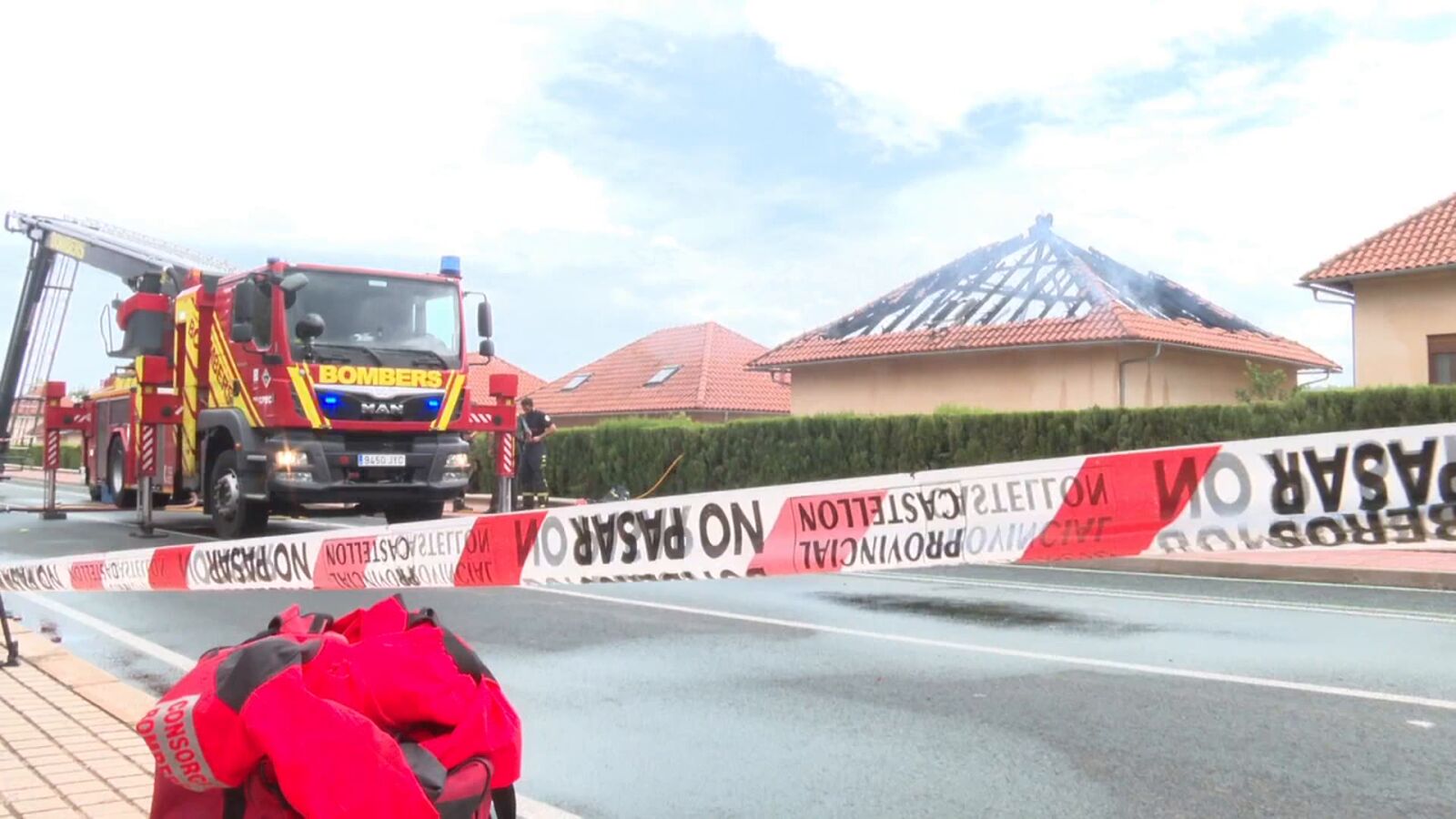 VÍDEO: Un rayo cae sobre una vivienda y la incendia en plena tormenta eléctrica en la Vall d'Uixó