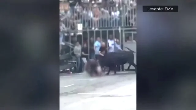 El momento de la cogida de una vaquilla a un menor de 16 años El momento de la cogida de una vaquilla a un menor de 16 años