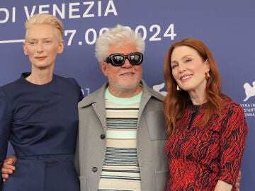 Tilda Swinton, Pedro Almodóvar y Julianne Moore en el Festival de Venecia por La habitación de al lado