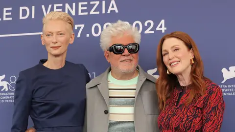Tilda Swinton, Pedro Almodóvar y Julianne Moore en el Festival de Venecia por La habitación de al lado Tilda Swinton, Pedro Almodóvar y Julianne Moore en el Festival de Venecia por La habitación de al lado