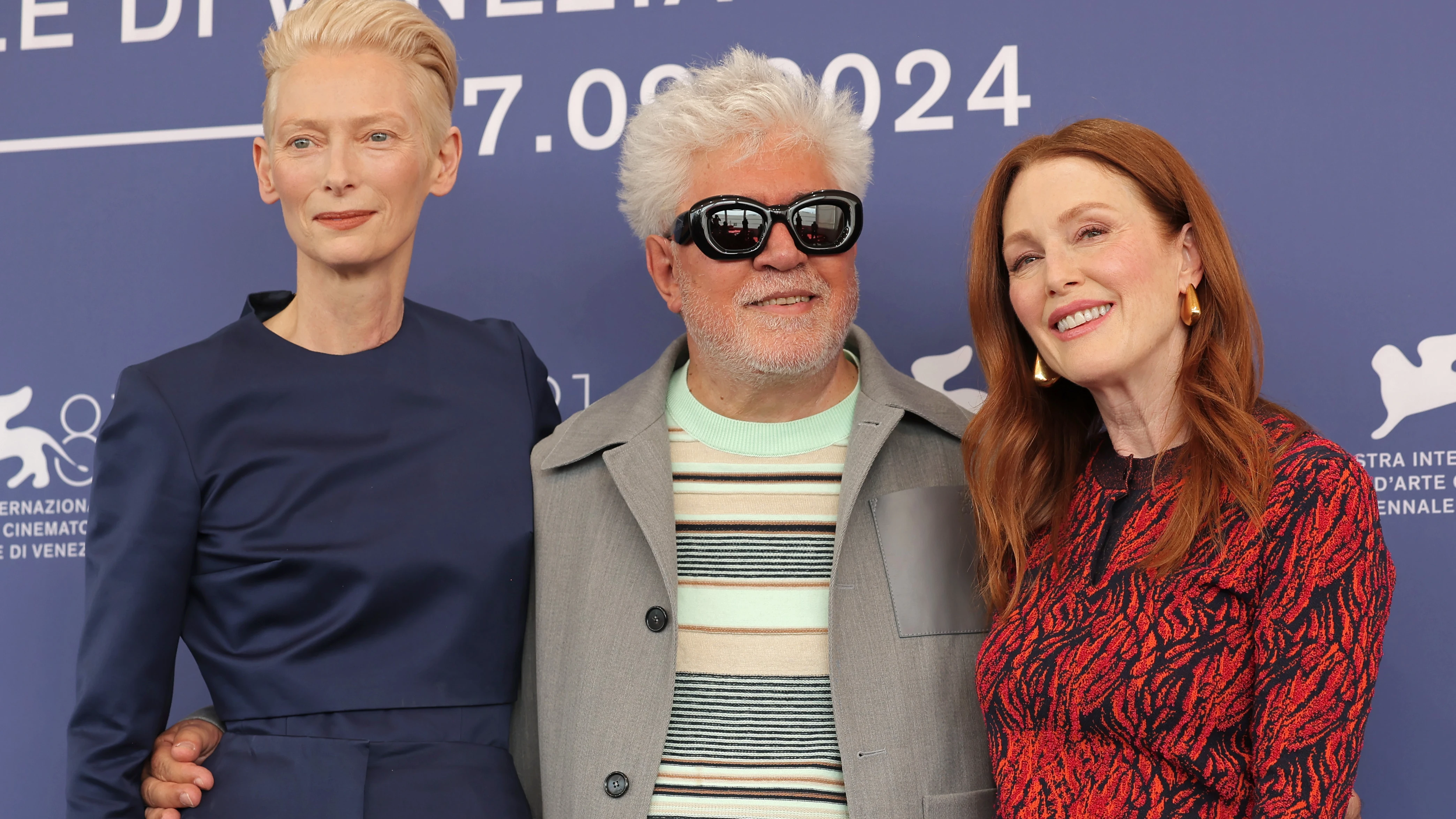 Tilda Swinton, Pedro Almod&oacute;var y Julianne Moore en el Festival de Venecia por La habitaci&oacute;n de al lado