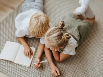 Niños con una libreta