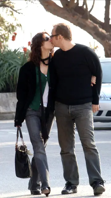 Maribel Verdú y Pedro Larra besándose Maribel Verdú y Pedro Larra besándose