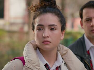 "&iquest;Est&aacute;n cogidos de la mano?" Oğulcan y Aybike, sorprendidos al creer que su padre vuelve a sentir algo por Ayten