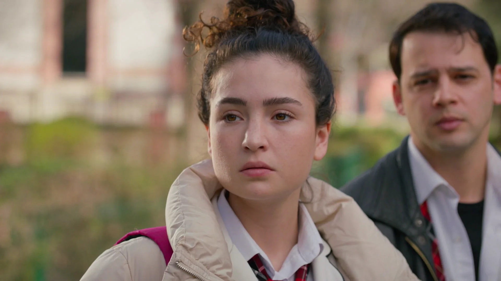 "¿Están cogidos de la mano?" Oğulcan y Aybike, sorprendidos al creer que su padre vuelve a sentir algo por Ayten "¿Están cogidos de la mano?" Oğulcan y Aybike, sorprendidos al creer que su padre vuelve a sentir algo por Ayten