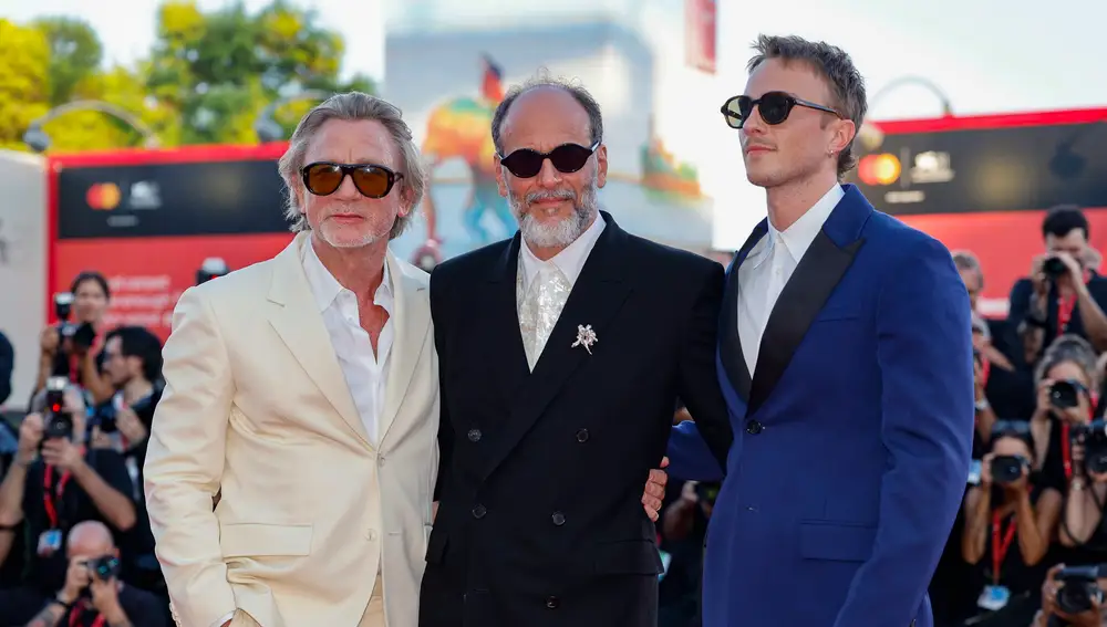 Drew Starkey, el director Luca Guadagnino y Daniel Craig presentando Queer en el Festival de Venecia Drew Starkey, el director Luca Guadagnino y Daniel Craig presentando Queer en el Festival de Venecia