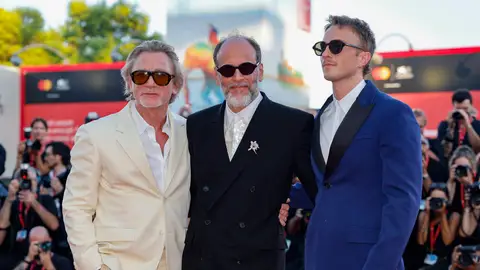 Drew Starkey, el director Luca Guadagnino y Daniel Craig presentando Queer en el Festival de Venecia Drew Starkey, el director Luca Guadagnino y Daniel Craig presentando Queer en el Festival de Venecia