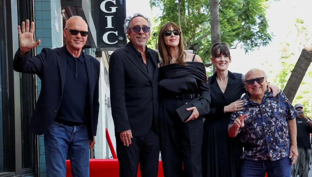 Michael Keaton, Tim Burton, Monica Bellucci, Winona Ryder y Danny DeVito Michael Keaton, Tim Burton, Monica Bellucci, Winona Ryder y Danny DeVito