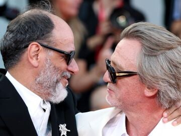 Luca Guadagnino y Daniel Craig presentando Queer en el Festival de Venecia