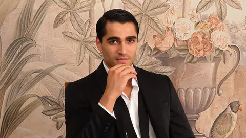 Mert Ramazan Demir es Ferit Korhan, un joven millonario, alocado e irresponsable Mert Ramazan Demir es Ferit Korhan, un joven millonario, alocado e irresponsable