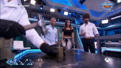 ¿Crear oro con un martillo? Marron deja boquiabierta a Carolina Marín