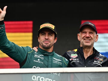 Fernando Alonso y Adrian Newey en el podio del GP de Canadá 2023