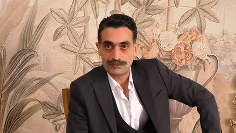 Diren Polatoğulları es Kazim, el villano que pone la riqueza por encima de su familia en Una nueva vida Diren Polatoğulları es Kazim, el villano que pone la riqueza por encima de su familia en Una nueva vida