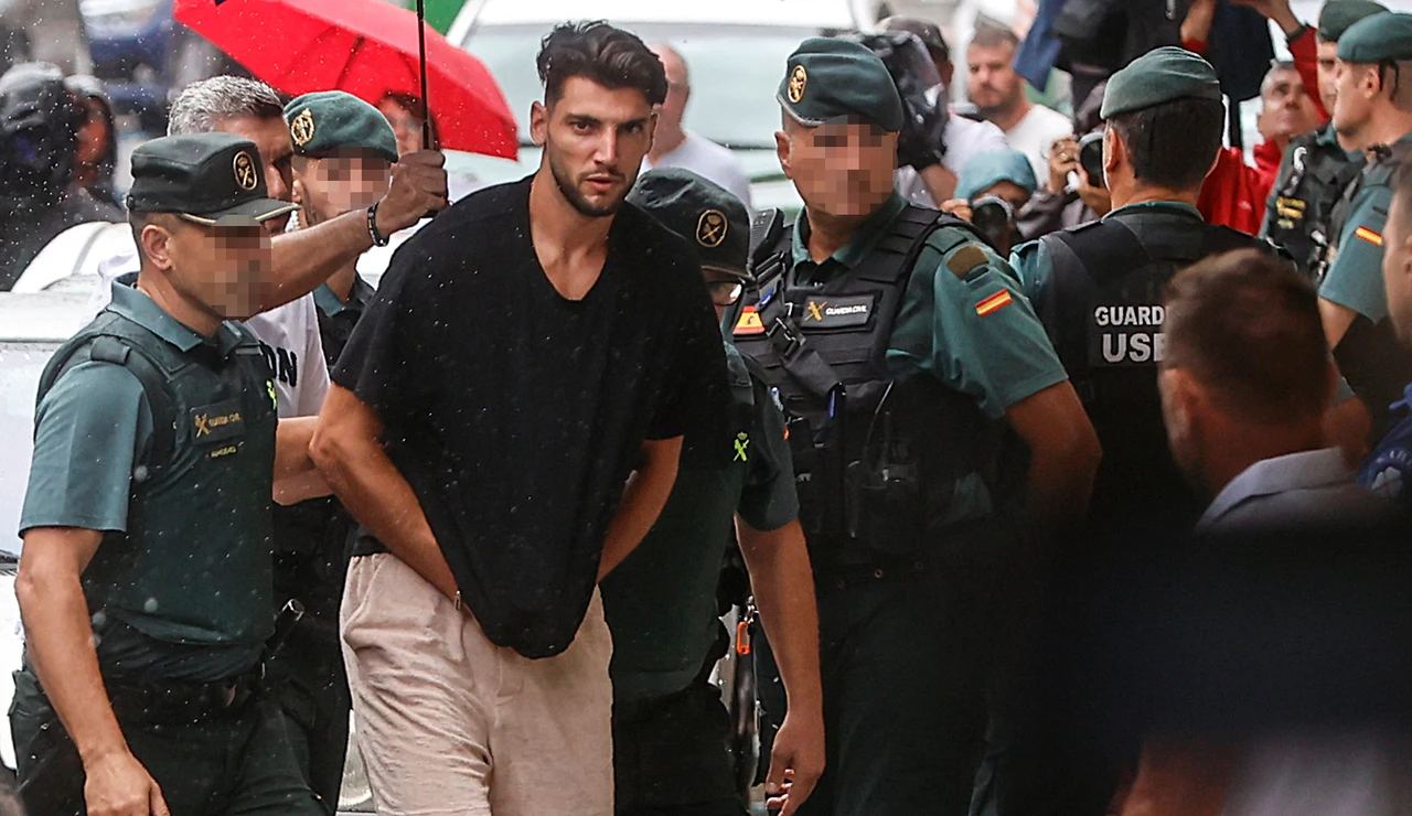 Rafa Mir llega escoltado por la Guardia Civil al Juzgado