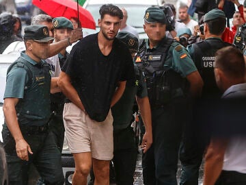 Rafa Mir llega escoltado por la Guardia Civil al Juzgado número 8 de Llíria, en Valencia