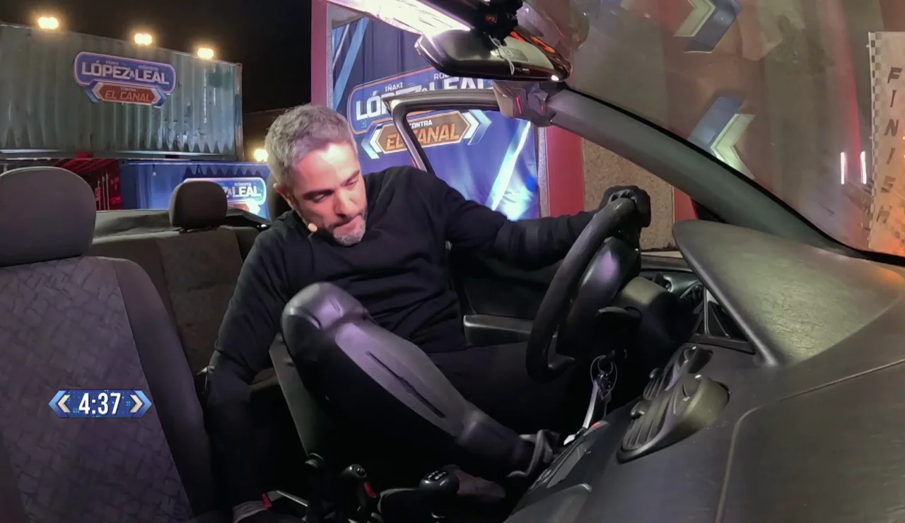 ¡Saltando entre coches! Roberto Leal e Iñaki López se la juegan en una de las pruebas más peligrosas