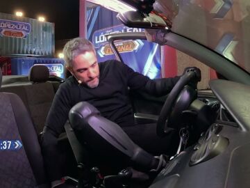 ¡Saltando entre coches! Roberto Leal e Iñaki López se la juegan en una de las pruebas más peligrosas