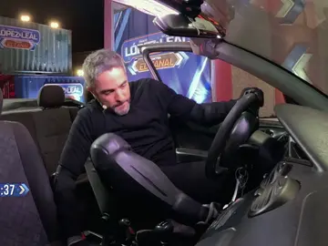 ¡Saltando entre coches! Roberto Leal e Iñaki López se la juegan en una de las pruebas más peligrosas ¡Saltando entre coches! Roberto Leal e Iñaki López se la juegan en una de las pruebas más peligrosas