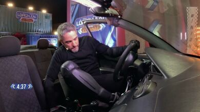 ¡Saltando entre coches! Roberto Leal e Iñaki López se la juegan en una de las pruebas más peligrosas