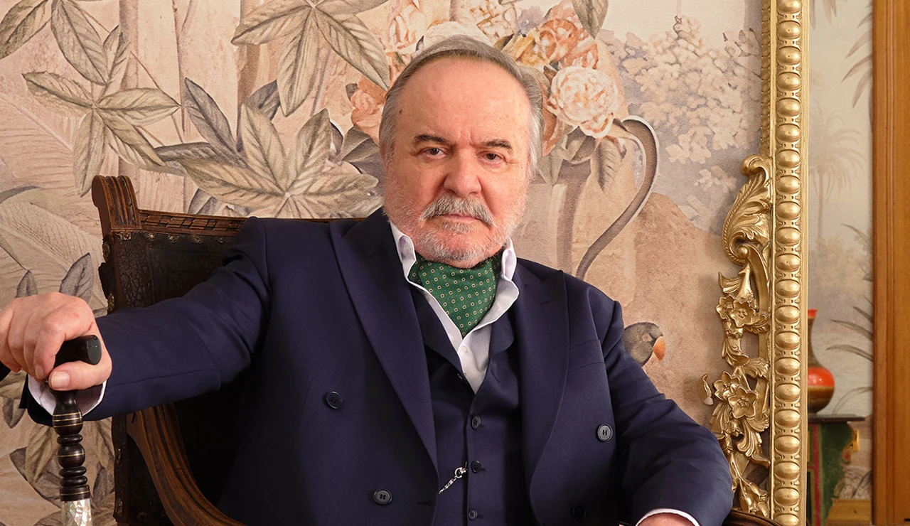 Çetin Tekindor es Halis Korhan, el patriarca implacable que decide el futuro de su familia en Una nueva Vida