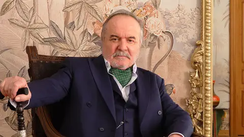 Çetin Tekindor es Halis Korhan, el patriarca implacable que decide el futuro de su familia en Una nueva Vida Çetin Tekindor es Halis Korhan, el patriarca implacable que decide el futuro de su familia en Una nueva Vida