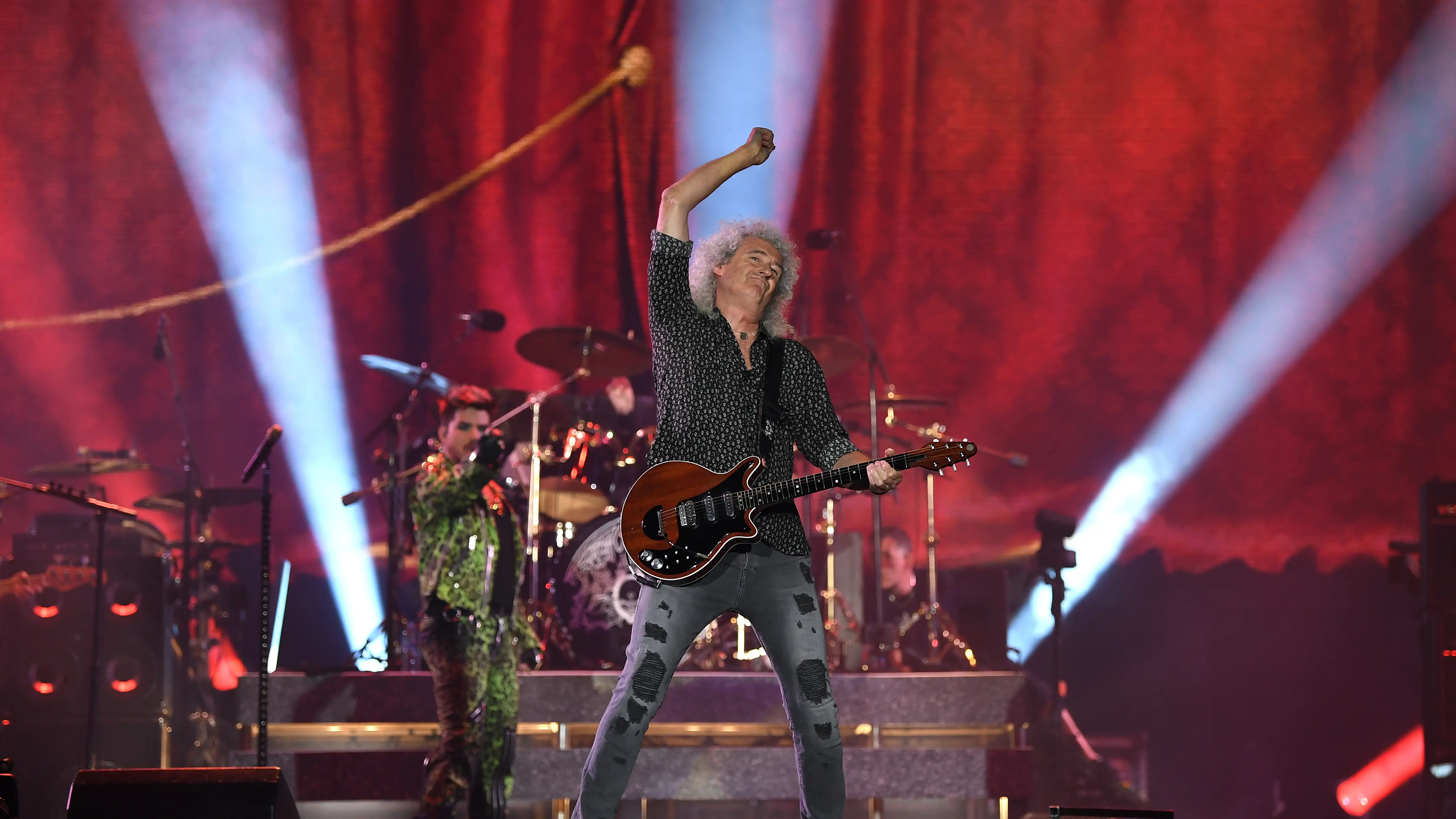 Brian May de Queen act&uacute;a durante el concierto de ayuda contra los incendios forestales de Fire Fight Australia en 2020
