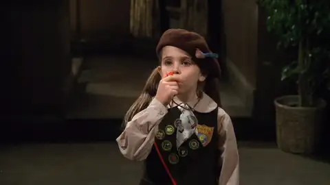 Mae Withman como Sarah Tuttle en Friends Mae Withman como Sarah Tuttle en Friends