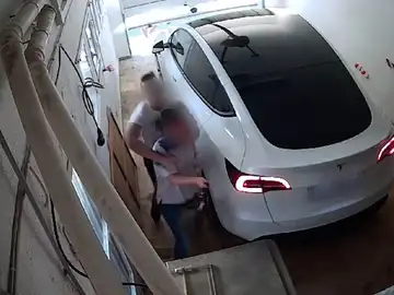 La Guardia Civil ha detenido a tres personas por robar a una mujer 3.000 euros tras darle una paliza en el garaje particular de su vivienda. Los hechos ocurrieron el pasado junio en Seseña (Toledo) La Guardia Civil ha detenido a tres personas por robar a una mujer 3.000 euros tras darle una paliza en el garaje particular de su vivienda. Los hechos ocurrieron el pasado junio en Seseña (Toledo)