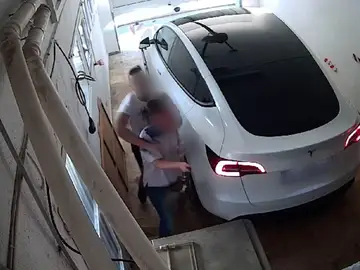 La Guardia Civil ha detenido a tres personas por robar a una mujer 3.000 euros tras darle una paliza en el garaje particular de su vivienda. Los hechos ocurrieron el pasado junio en Seseña (Toledo) La Guardia Civil ha detenido a tres personas por robar a una mujer 3.000 euros tras darle una paliza en el garaje particular de su vivienda. Los hechos ocurrieron el pasado junio en Seseña (Toledo)