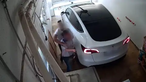 La Guardia Civil ha detenido a tres personas por robar a una mujer 3.000 euros tras darle una paliza en el garaje particular de su vivienda. Los hechos ocurrieron el pasado junio en Seseña (Toledo) La Guardia Civil ha detenido a tres personas por robar a una mujer 3.000 euros tras darle una paliza en el garaje particular de su vivienda. Los hechos ocurrieron el pasado junio en Seseña (Toledo)