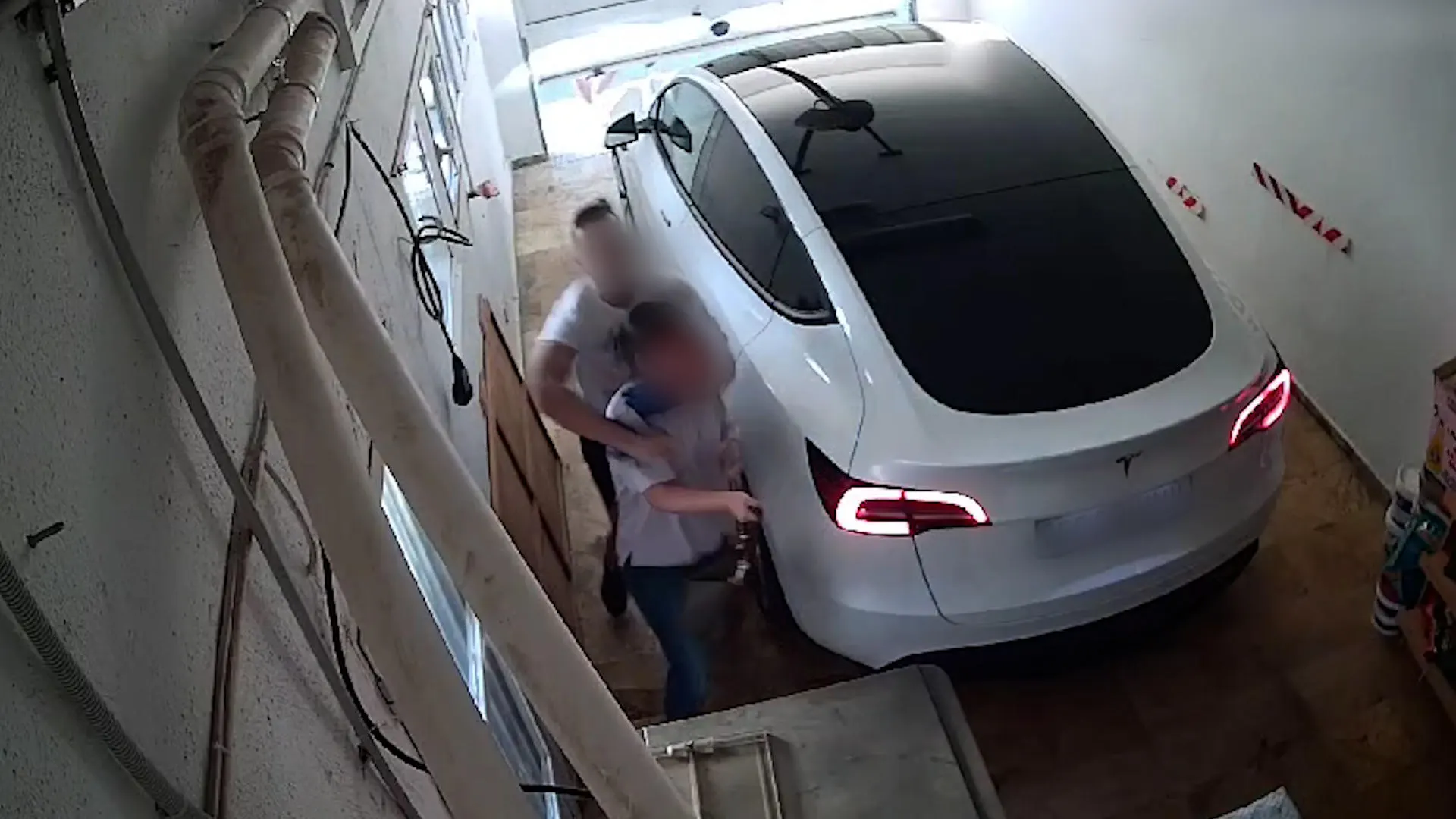 La Guardia Civil ha detenido a tres personas por robar a una mujer 3.000 euros tras darle una paliza en el garaje particular de su vivienda. Los hechos ocurrieron el pasado junio en Sese&ntilde;a (Toledo)