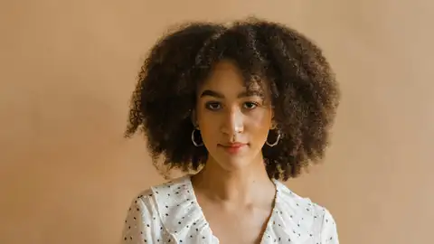 Chica con el pelo rizado Chica con el pelo rizado