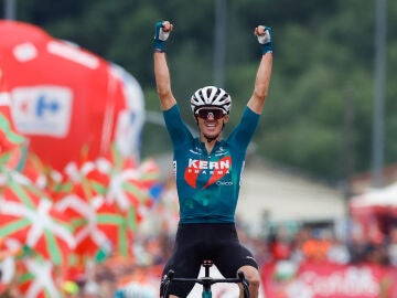 El ciclista español Urko Berrade celebra su victoria en la etapa 18 de la Vuelta