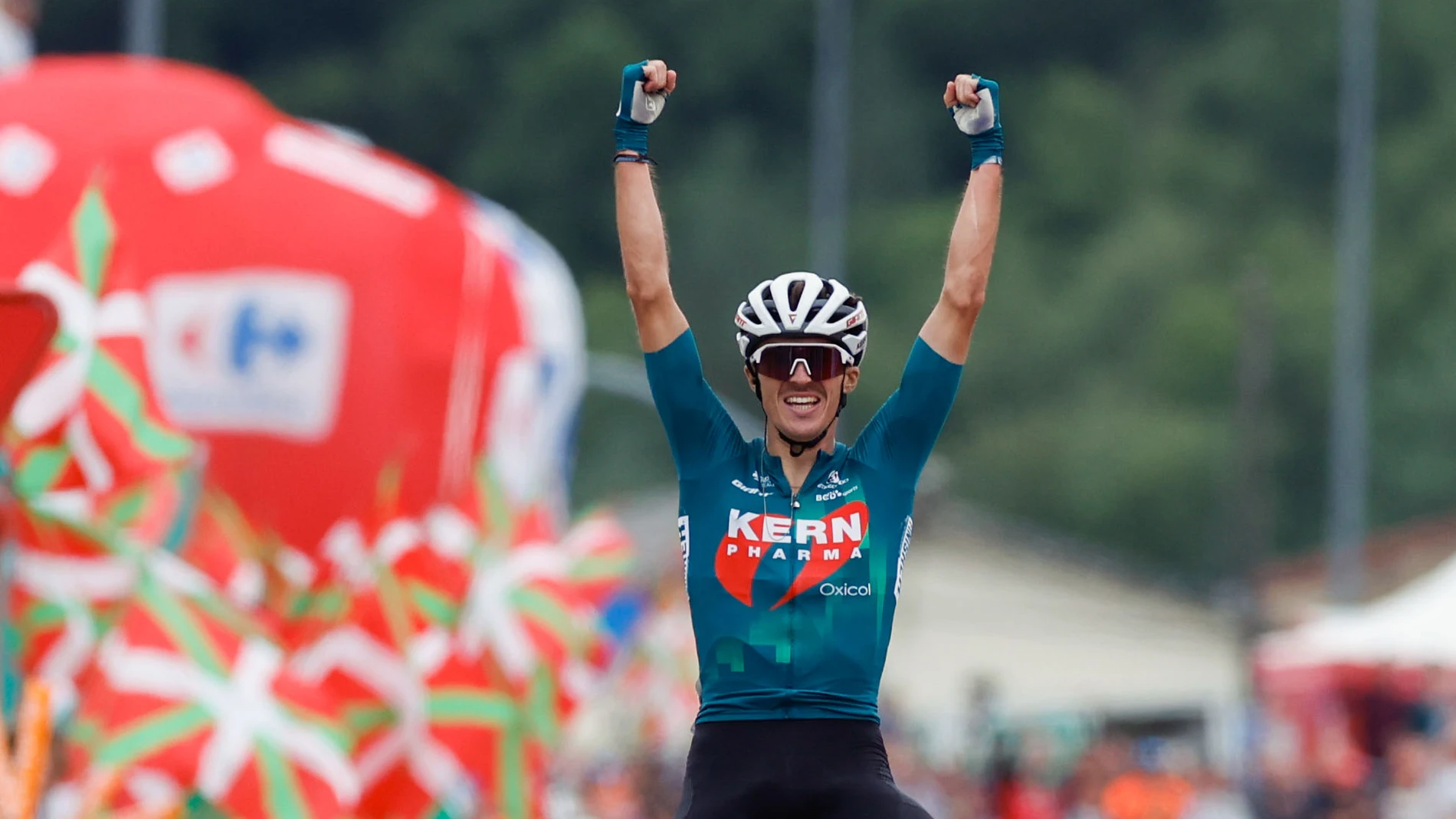 El ciclista español Urko Berrade celebra su victoria en la etapa 18 de la Vuelta El ciclista español Urko Berrade celebra su victoria en la etapa 18 de la Vuelta