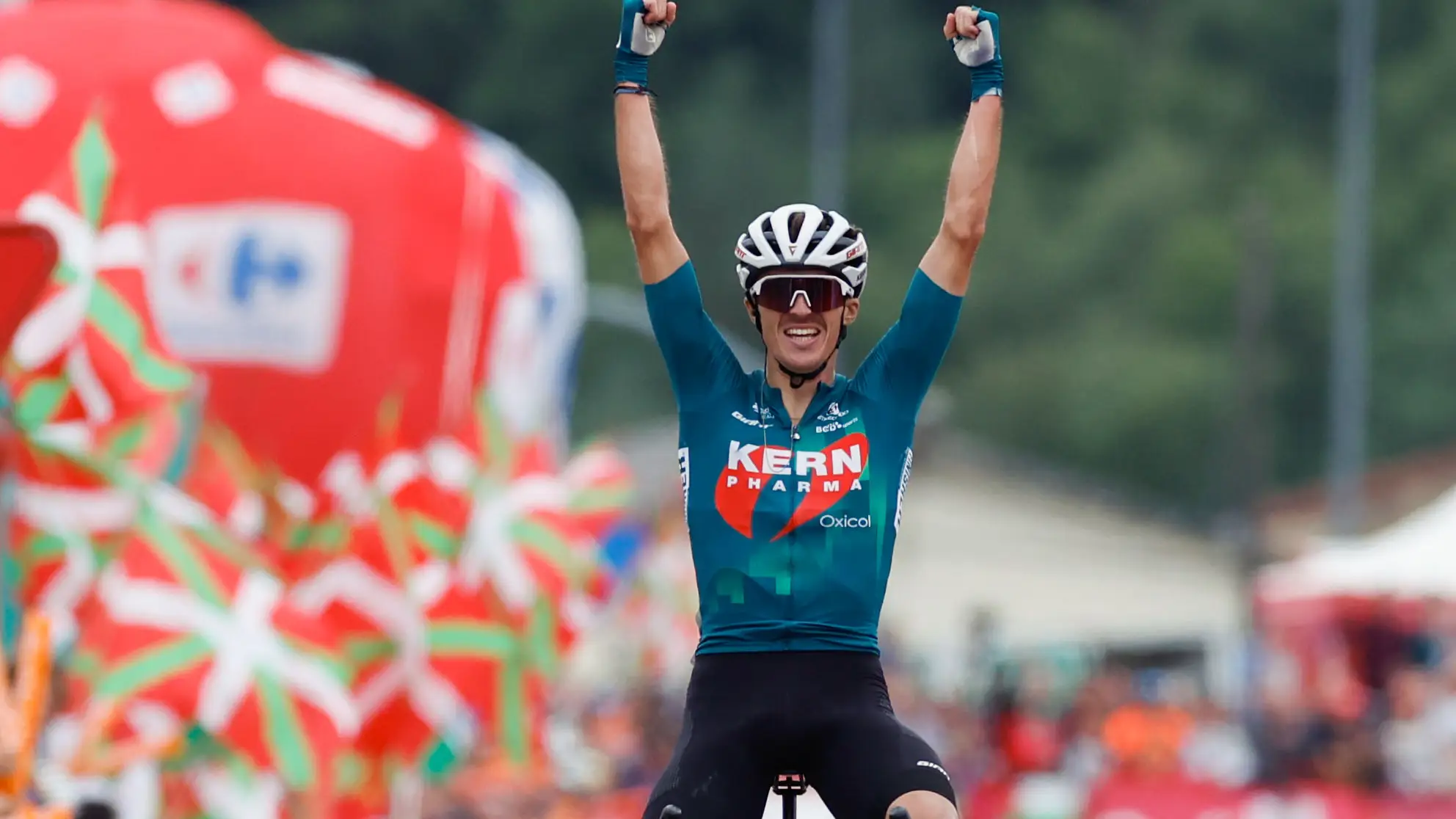 El ciclista espa&ntilde;ol Urko Berrade celebra su victoria en la etapa 18 de la Vuelta
