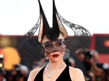 Lady Gaga presentando Joker: folie à deux en el Festival de Venecia